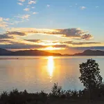 9 Person In Hundeidvik-by Traum *
