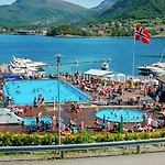 9 Person In Hundeidvik-by Traum Hundeidvik