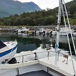 9 Person In Hundeidvik-by Traum * Hundeidvik