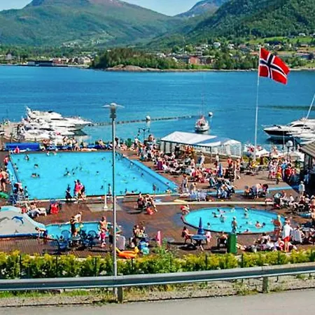 9 Person In Hundeidvik-by Traum Hundeidvik