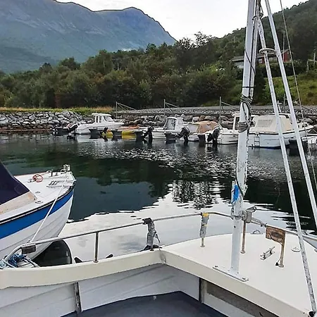 9 Person In Hundeidvik-by Traum * Hundeidvik
