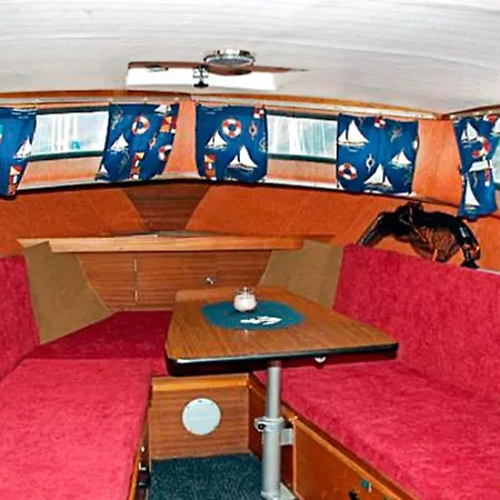 9 Person In Hundeidvik-by Traum *