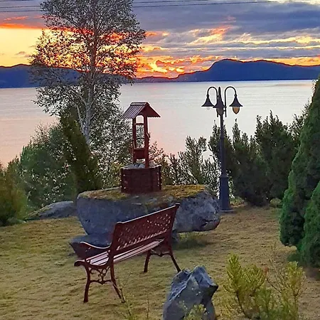 9 Person In Hundeidvik-by Traum Hundeidvik