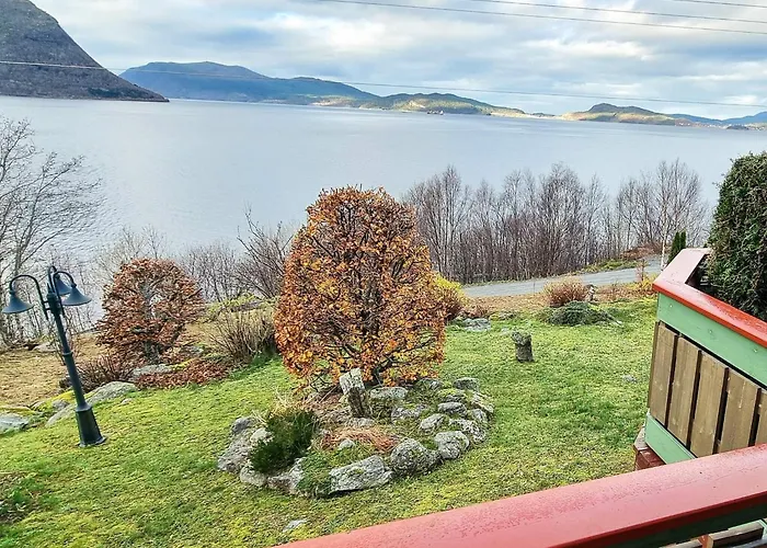9 Person In Hundeidvik-by Traum Hundeidvik