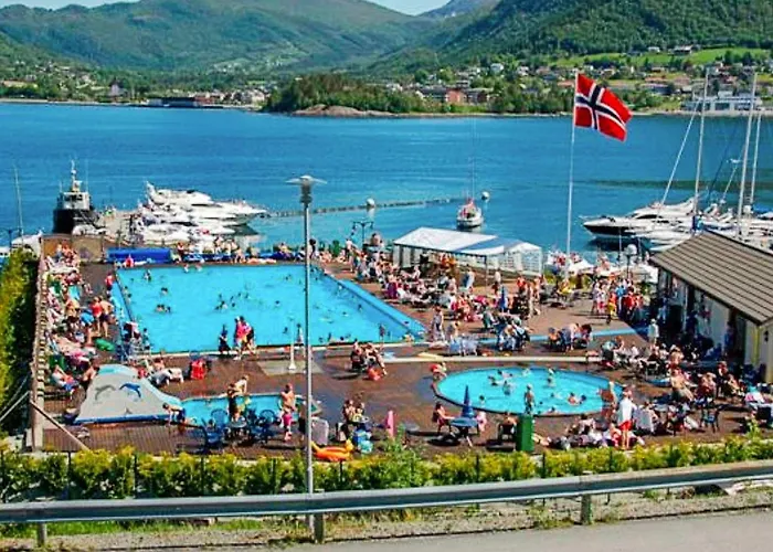 9 Person In Hundeidvik-by Traum Hundeidvik