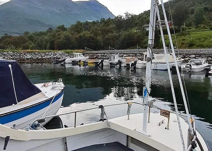 9 Person In Hundeidvik-by Traum * Hundeidvik